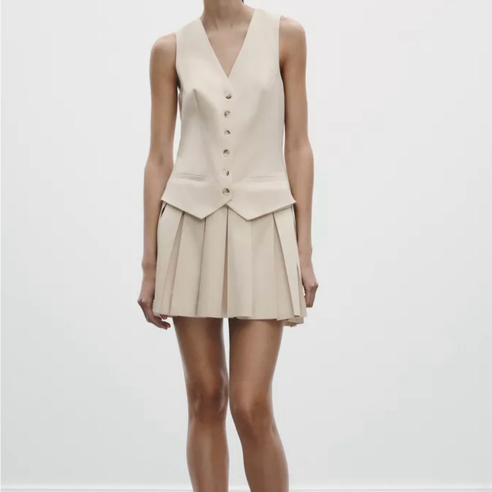 Sleeveless pleated dress